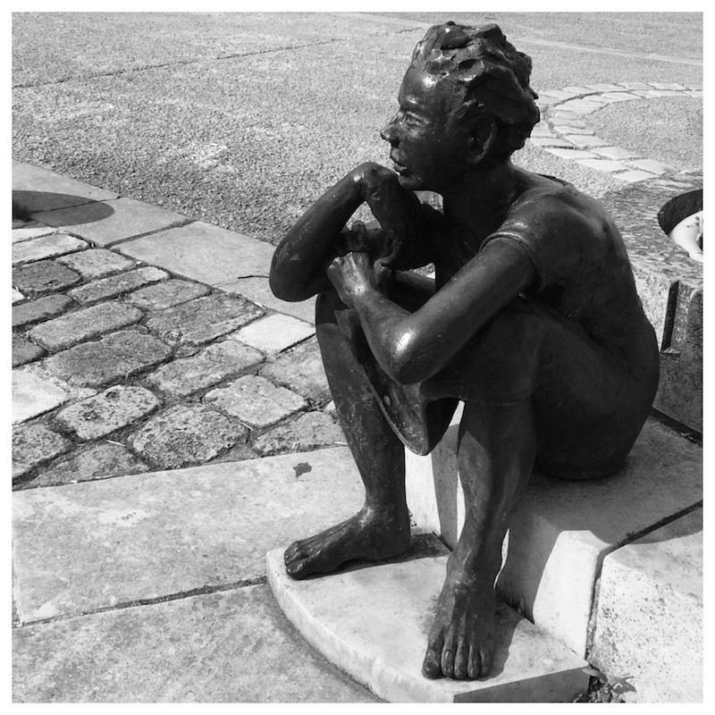 public art, Chauvigny, boy on steps, sculpture